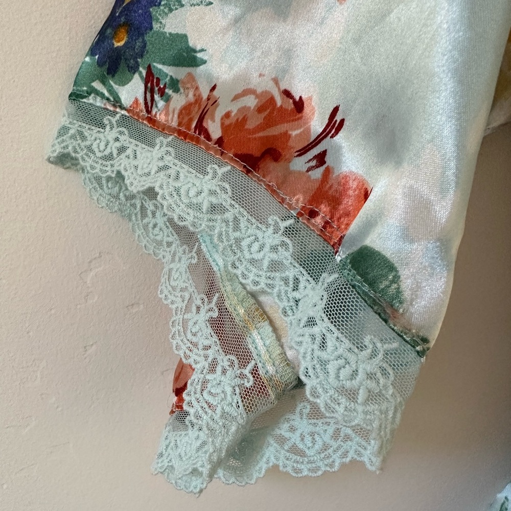 Floral Robe - Size Large - Picture 3 of 5
